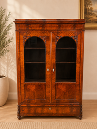 Vitrinenschrank mit Geheimfach