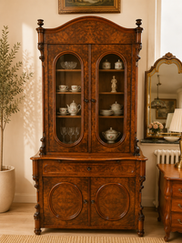 Vitrinenschrank