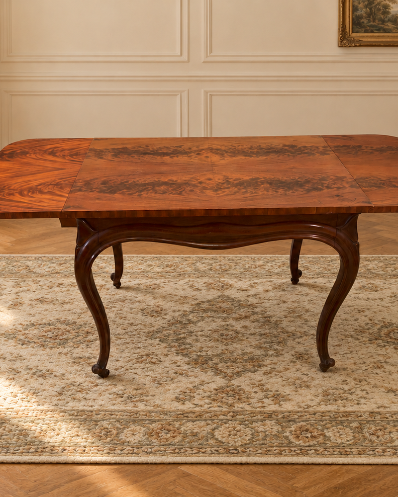 Eleganter Klapptisch mit ausdrucksstarker Holzmaserung