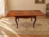 Eleganter Klapptisch mit ausdrucksstarker Holzmaserung