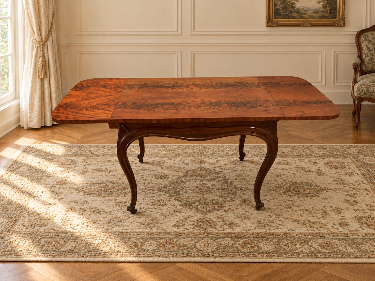 Eleganter Klapptisch mit ausdrucksstarker Holzmaserung
