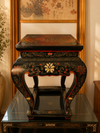 Asiatisch inspirierter Beistelltisch