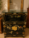 Asiatisch inspirierter Lackschrank/ Vitrinenschrank