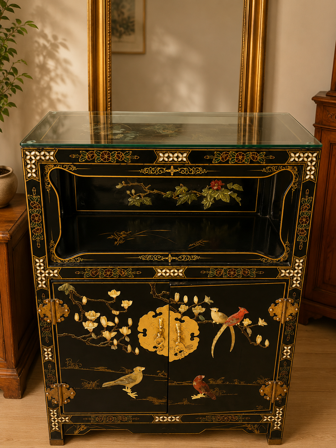 Asiatisch inspirierter Lackschrank/ Vitrinenschrank