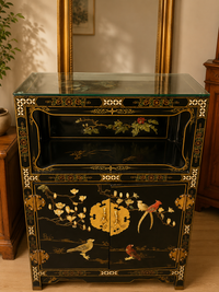 Asiatisch inspirierter Lackschrank/ Vitrinenschrank