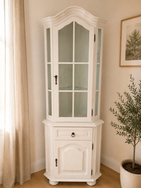 Weißer Eckschrank