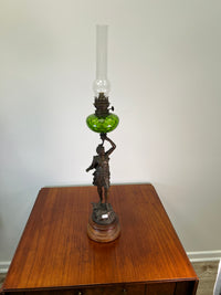 Bronzestatue mit Petroleumlampe