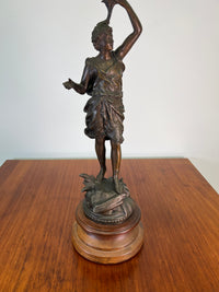 Bronzestatue mit Petroleumlampe