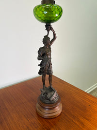 Bronzestatue mit Petroleumlampe