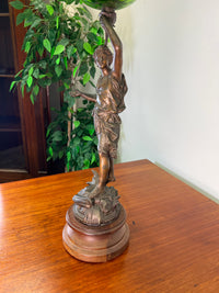Bronzestatue mit Petroleumlampe