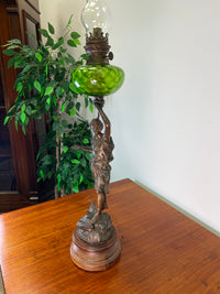 Bronzestatue mit Petroleumlampe
