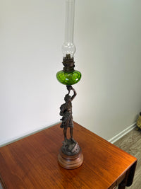 Bronzestatue mit Petroleumlampe