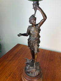 Bronzestatue mit Petroleumlampe