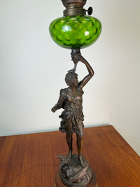 Bronzestatue mit Petroleumlampe