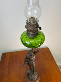 Bronzestatue mit Petroleumlampe