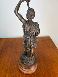 Bronzestatue mit Petroleumlampe