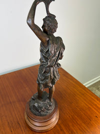 Bronzestatue mit Petroleumlampe