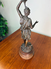 Bronzestatue mit Petroleumlampe
