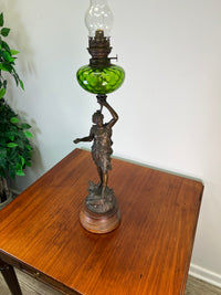 Bronzestatue mit Petroleumlampe