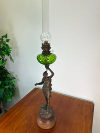 Bronzestatue mit Petroleumlampe