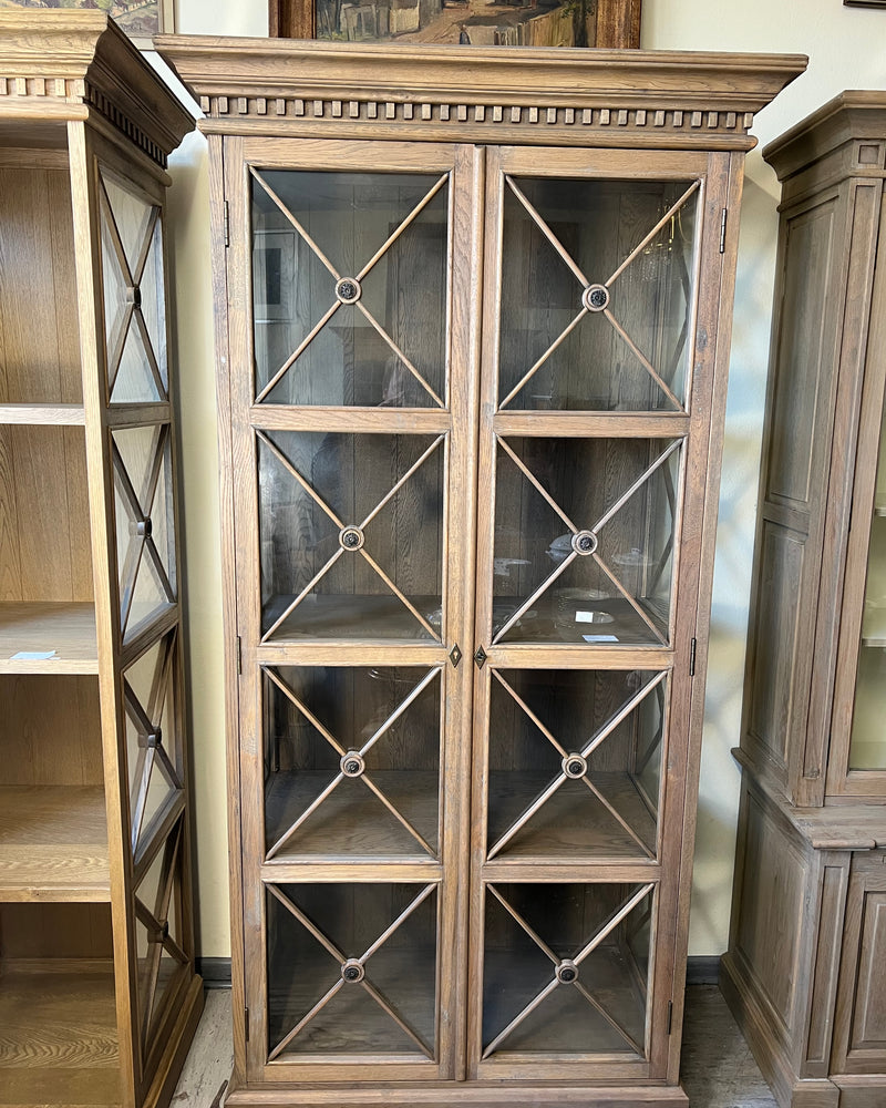 Vitrinenschrank