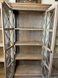 Vitrinenschrank