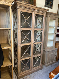 Vitrinenschrank