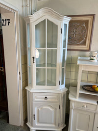 Weißer Eckschrank