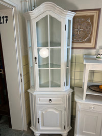 Weißer Eckschrank