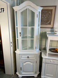 Weißer Eckschrank