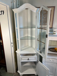 Weißer Eckschrank