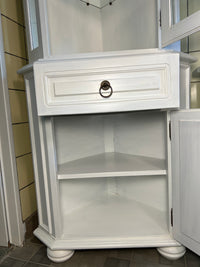 Weißer Eckschrank