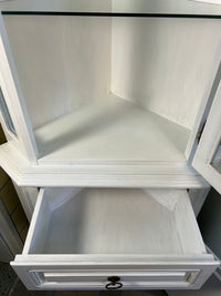 Weißer Eckschrank