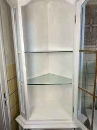Weißer Eckschrank