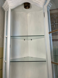 Weißer Eckschrank