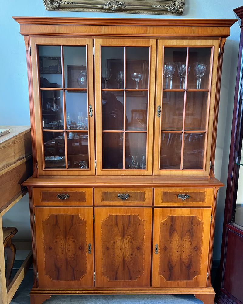 Vitrinenschrank