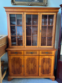 Vitrinenschrank