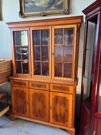 Vitrinenschrank