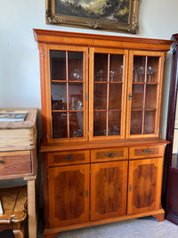 Vitrinenschrank