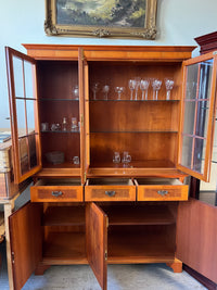 Vitrinenschrank