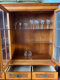 Vitrinenschrank