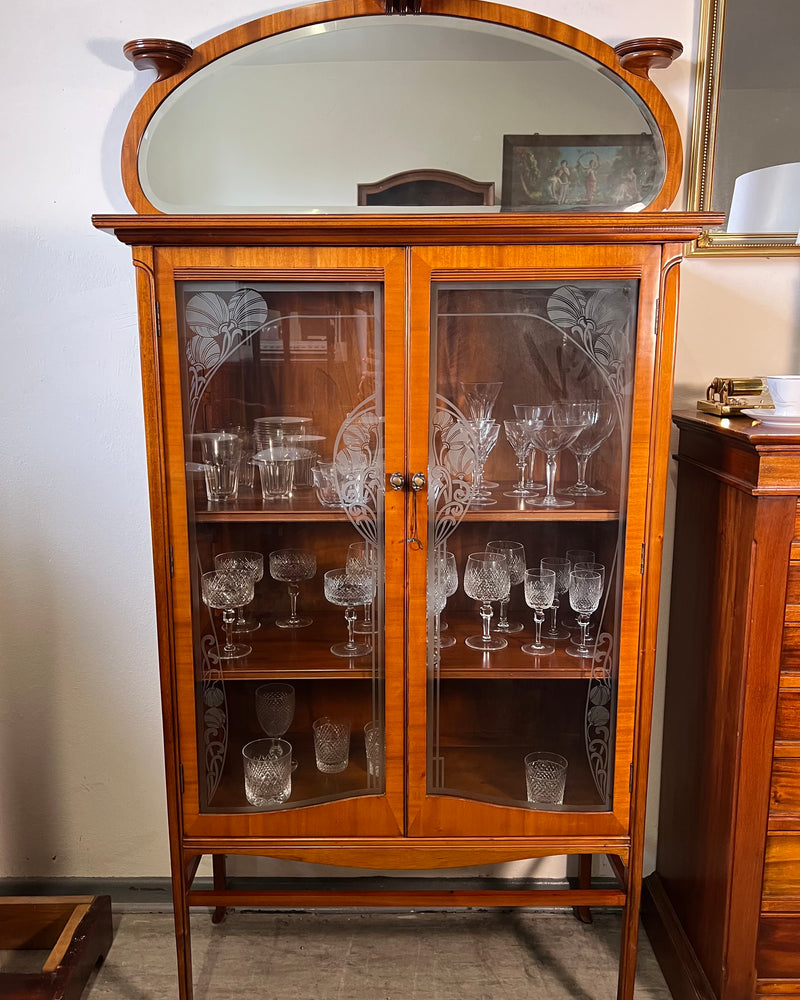 Vitrinenschrank