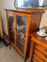 Vitrinenschrank