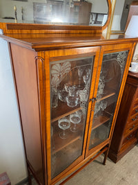 Vitrinenschrank