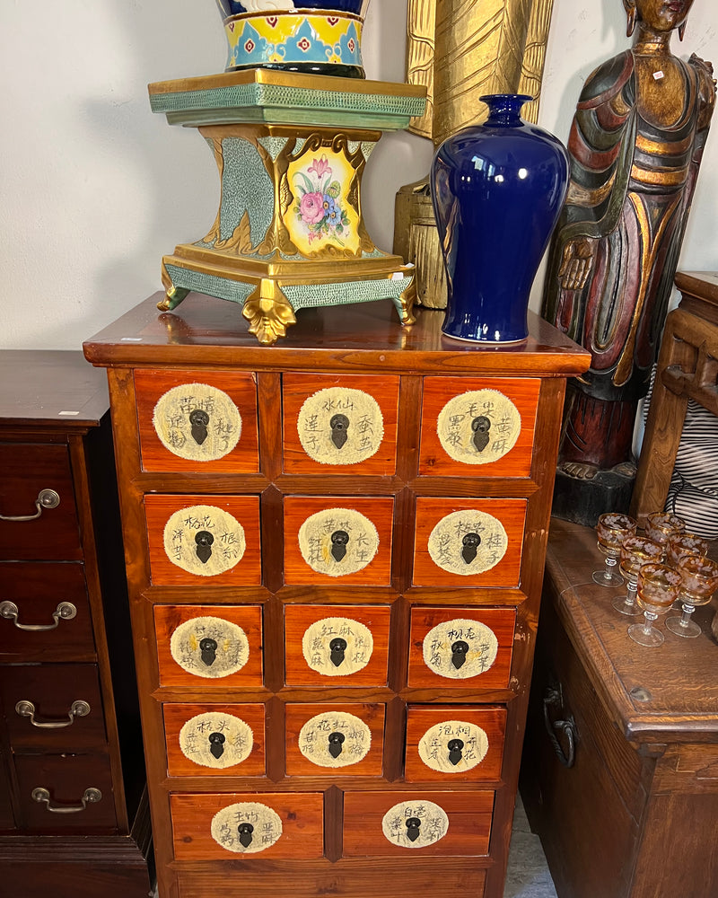 Asiatisch inspirierter Apothekerschrank