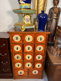 Asiatisch inspirierter Apothekerschrank