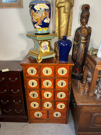 Asiatisch inspirierter Apothekerschrank