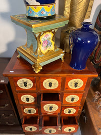 Asiatisch inspirierter Apothekerschrank