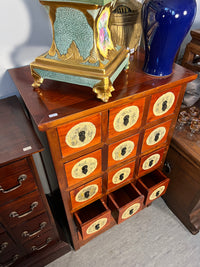Asiatisch inspirierter Apothekerschrank