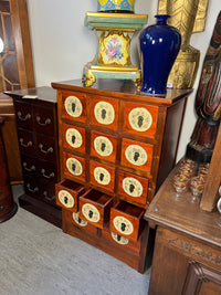 Asiatisch inspirierter Apothekerschrank